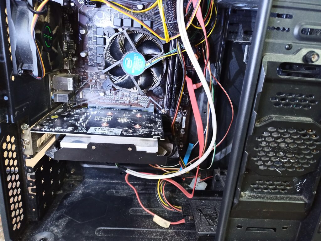 Imagen de un ordenador para realizar un mantenimiento y su limpieza